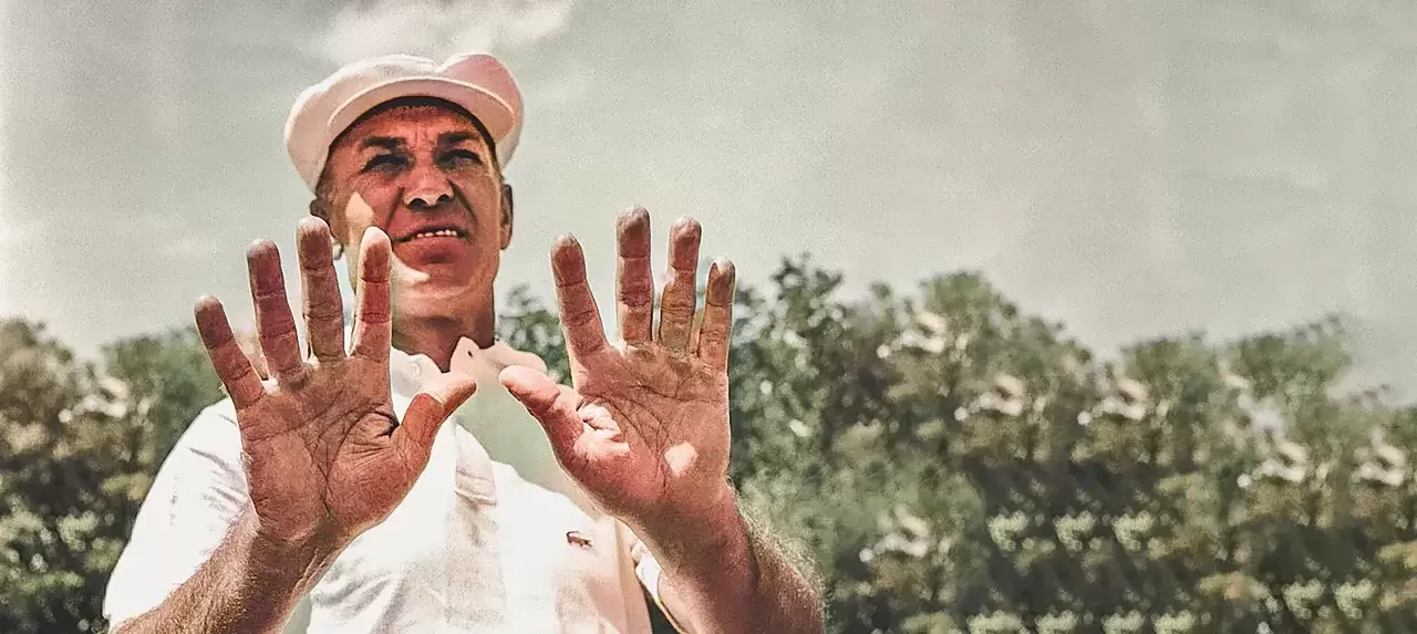 Die Hände von Ben Hogan, die eine Zillion Golfbälle ohne Handschuh geschlagen haben